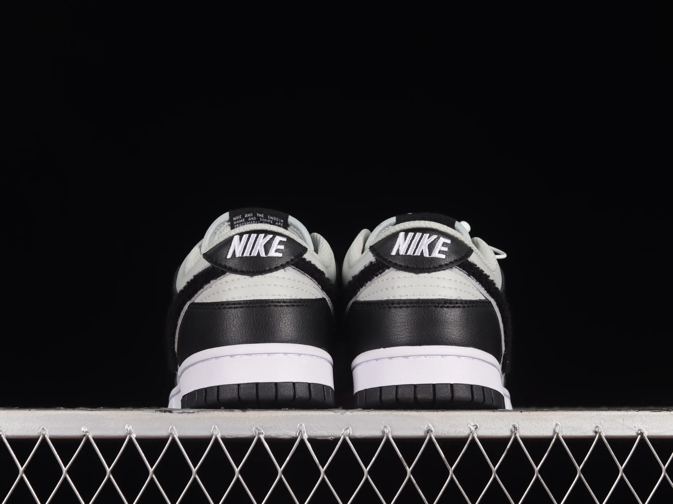 All Categories Nk SB Dunk Series Nk SB Dunk Low Low-top sneakers Cost-effective version Nk Dunk Low "Chenille" plush black hook SB low-top sports and leisure sneakers DQ7683-001